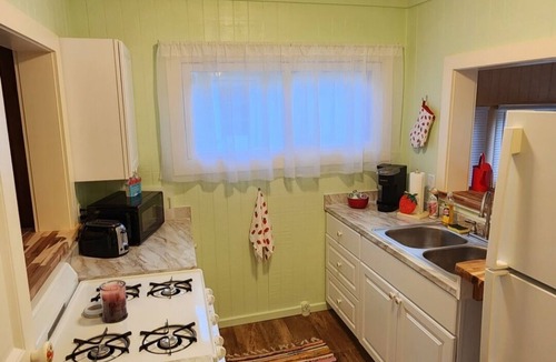 Lakeland House | Charming lake front house for the perfect getaway All sports lake, pet friendly