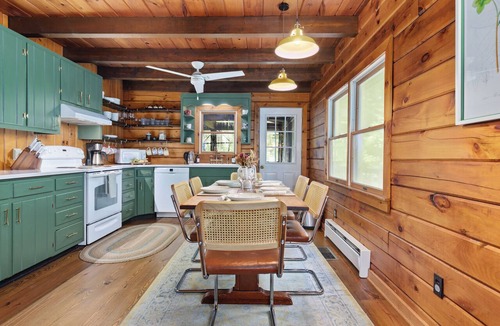 Pratts Cabin | Charming Madison Cabin. Hot Tub, Fire pit & WiFi