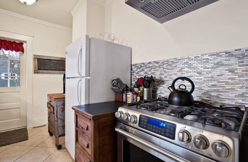 South Perry District House | Charming Perry District home—3BR/2BA for 7, fenced yard + Peloton.