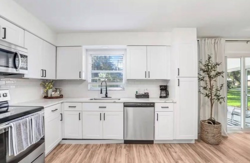 Downtown Zephyrhills House | Charming Quaint Getaway - Blocks from Downtown Zephyrhills - Pet Friendly