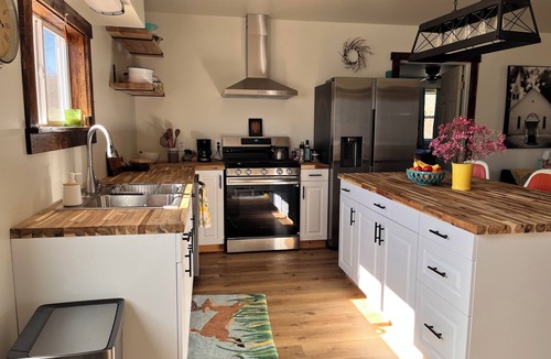 Lost Creek House | Charming Renovated Schoolhouse Retreat – 2BR + Office, Spacious Yard