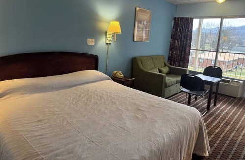 Tazewell Hotel | Charming Room w/King Bed + Work Desk, Close to Tazewell Restaurants