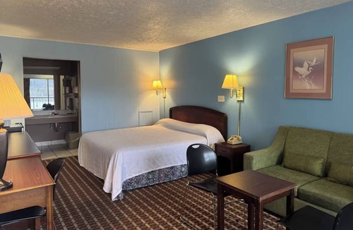 Tazewell Hotel | Charming Room w/King Bed + Work Desk, Close to Tazewell Restaurants