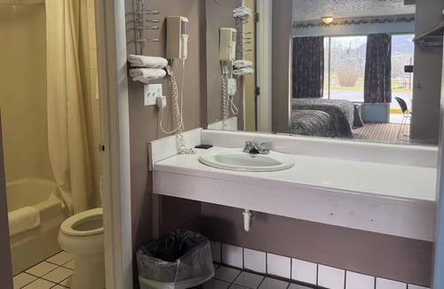 Tazewell Hotel | Charming Room w/King Bed + Work Desk, Close to Tazewell Restaurants