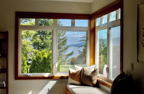 Bow House | Charming Samish Island Garden Home Retreat for Spring & Summer Getaways