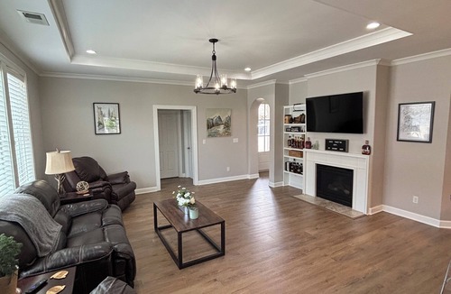 Crestwood House | Charming, spacious, 2-bedroom townhome just 15 minutes from Louisville!