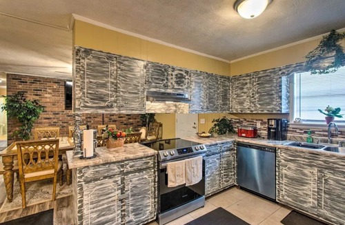 Waycross House | Charming/spacious 2536 Tebeau St Getaway; 1.2 miles down town