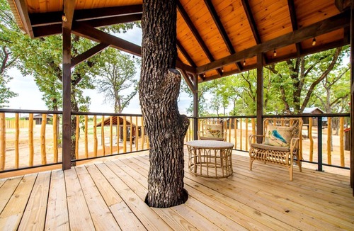 Elm Mott House | Charming Treehouse for Two Near Magnolia, Texas