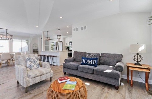 Country Club Estates Cottage | Charming 2-bedroom 1 full bath cottage in wonderful Fontana with AC, WiFi.