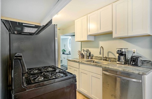 Warwick House | Charming Warwick Vacation Rental: Walk to Bay