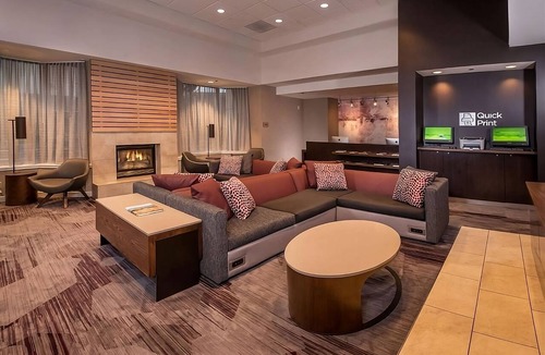 Rosslyn Hotel | Check out The Jefferson Memorial, Family Friendly Hotel w/Parking! Great Deal!