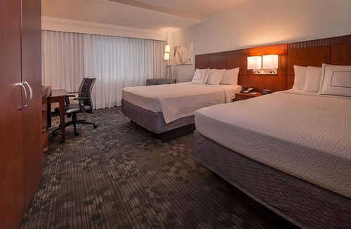 Rosslyn Hotel | Check out The Jefferson Memorial, Family Friendly Hotel w/Parking! Great Deal!