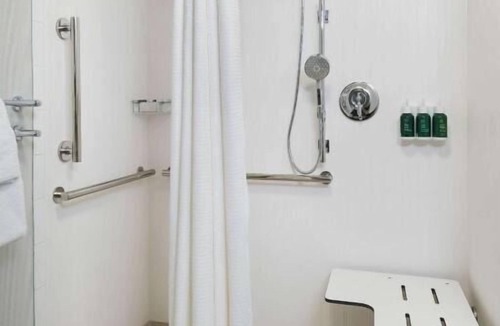 Rosslyn Hotel | Check out The Jefferson Memorial, Family Friendly Hotel w/Parking! Great Deal!