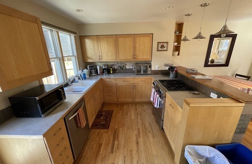 Lower Arapahoe Condo | Cheerful 2 Bdrm/1.5 Bath Pearl St. Condo