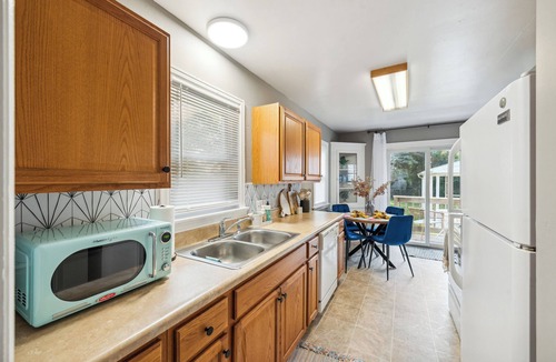 Toledo House | Cheerful & Clean 2br by TCC & Zoo! Fenced yard!