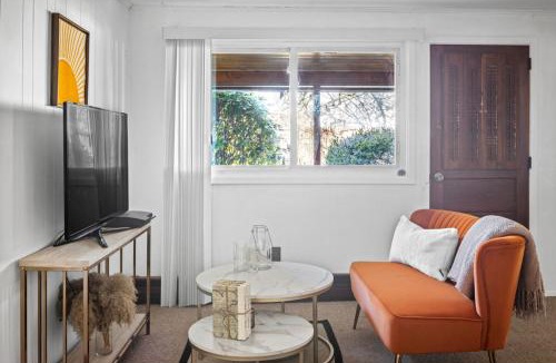 West Hempstead Apartment | Cheerful Studio Getaway/Garden/By Lake State Park.