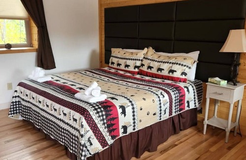 Bethlehem Resort | Cherry Lodge #3: Cozy King Room Retreat