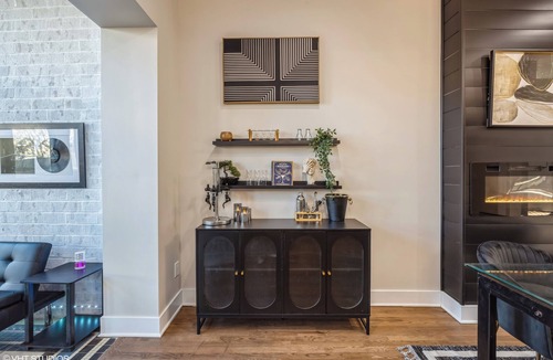 Tri-Taylor House | Chic 2-bedroom townhome with WiFi and AC in awesome Chicago