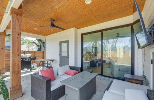 South Manchaca House | Chic Austin House w/Spacious Backyard & Hammock