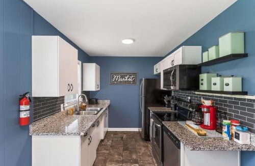 Independence House | Chic Home with Huge Grassy Yard 7 mins to Arrowhead Stadium