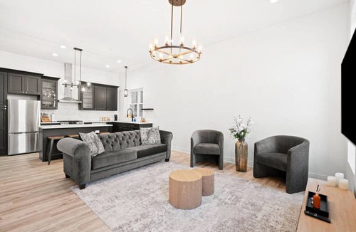 Tri-Taylor Condo | Chic Modern Loft near United Center, UIC/IMD & Downtown W/Parking