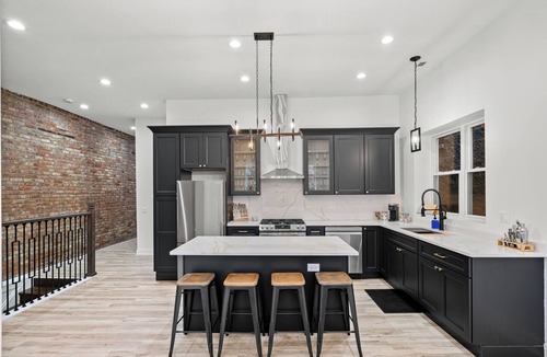 Tri-Taylor Condo | Chic Modern Loft near United Center, UIC/IMD & Downtown W/Parking