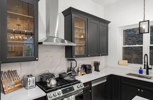 Tri-Taylor Condo | Chic Modern Loft near United Center, UIC/IMD & Downtown W/Parking