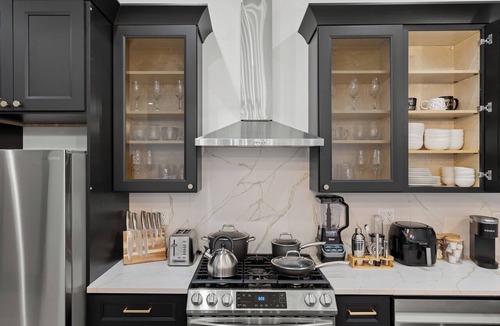 Tri-Taylor Condo | Chic Modern Loft near United Center, UIC/IMD & Downtown W/Parking