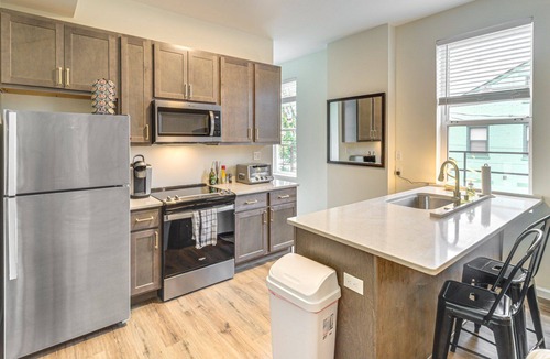 Cincinnati Apartment | Chic Urban Retreat - Modern Design, Smart Fans, Stainless Kitchen