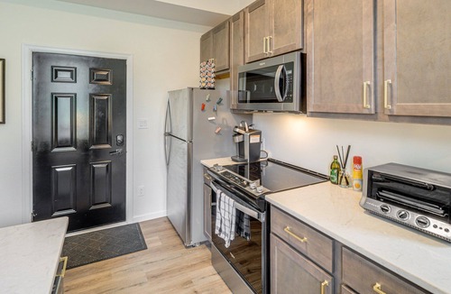 Cincinnati Apartment | Chic Urban Retreat - Modern Design, Smart Fans, Stainless Kitchen