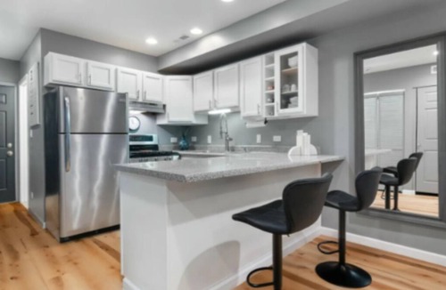 Tri-Taylor Condo | Chicago 1BR Condo w Free Gated Parking & WiFi