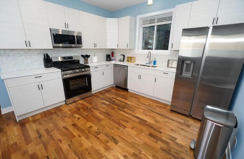 East Garfield Park Apartment | Chicago 3BR Oasis Near Downtown & United Center
