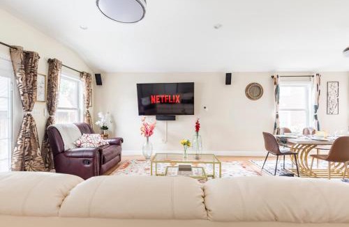 Arlington House | Classic Brick House 4BR 3BA Perfect for Families Near DC