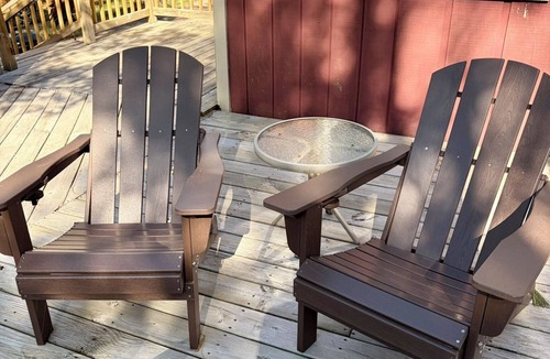 Winter Cabin | Classic Rustic Lakeside Cabin Retreat. Sleeps 6. Pets allowed.