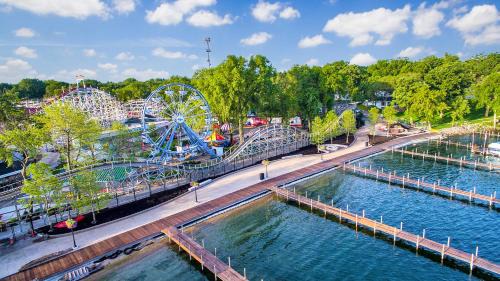 Spirit Lake Villa | Classic West Lake Okoboji Estate w/Guest House + Sand Beach