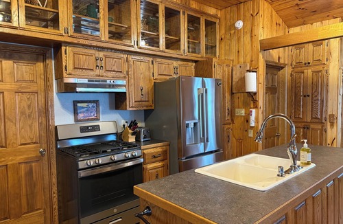 Hillman Cabin | Classically Charming, Private Cabin to Enjoy Nature - Boats + Pets Welcome