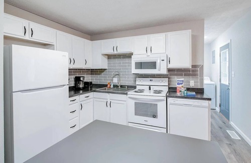 Hemlock House | Clean & classic ranch, pet friendly, w/a fenced yard