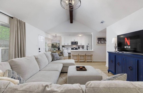 Round Rock House | Clean & Comfortble Poker House Near Kalahari!