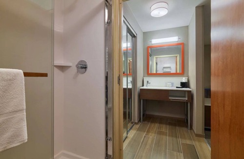 Smithfield Hotel | Clean, Quiet Room with Swimming Pool and Gym – Near Bryant University