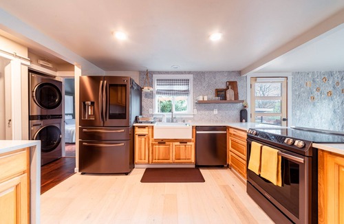 Maple Leaf Cottage | Cloud Cottage - Private oasis 10 mins to downtown Seattle