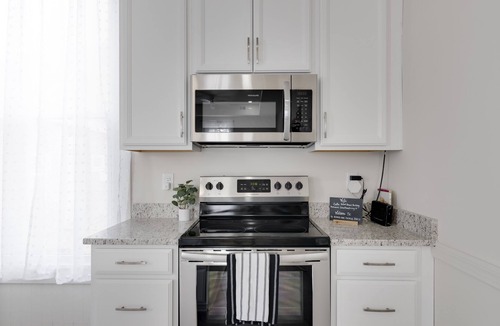 Issue House | Coastal Charm and Convenience: Luxurious 5-Bedroom Just Steps From Downtown