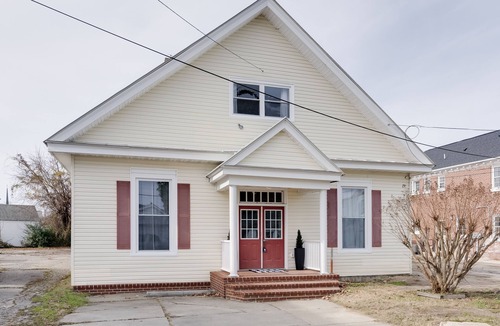 Issue House | Coastal Charm and Convenience: Luxurious 5-Bedroom Just Steps From Downtown