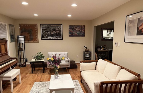 Gaithersburg House | Colonial with full kitchen and patio and 10 min. to metro to D.C.