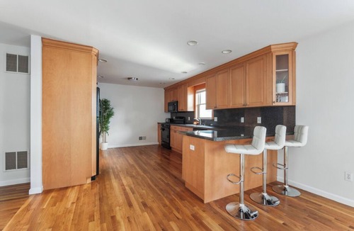White Plains House | Comfortable 3BR Home/4 Queen Beds/Free Parking/Perfect for Groups
