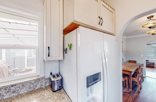 Winchester Bay House | Comfy dog-friendly bay home with kitchenette, gas grill, patio, yard, and W/D