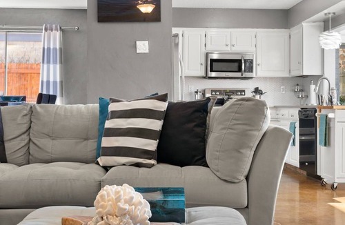 Euless House | Comfy, Refreshing Home w/ Sun Room & Pool!