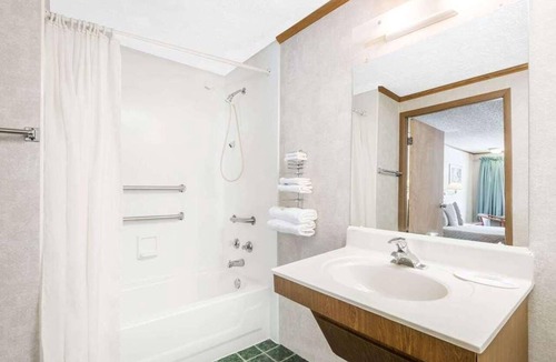 Summit Hotel | Comfy Unit, Table Tennis, Pool, Free Parking, Free WiFi, Pets Allowed