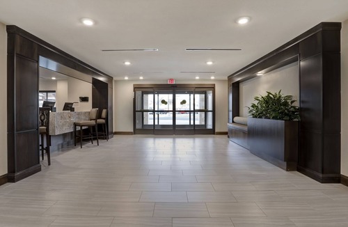 Overland Park Apartment | Comm-Accessible King Studio w/Kitchen, KS