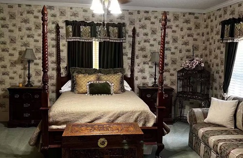 Bainbridge Bed & Breakfast | Commodore Bed & Breakfast/Green Room