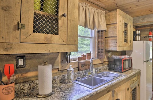 Bernhards Bay Cottage | Constantia Cabin Escape > 2 Mi to Lake Oneida